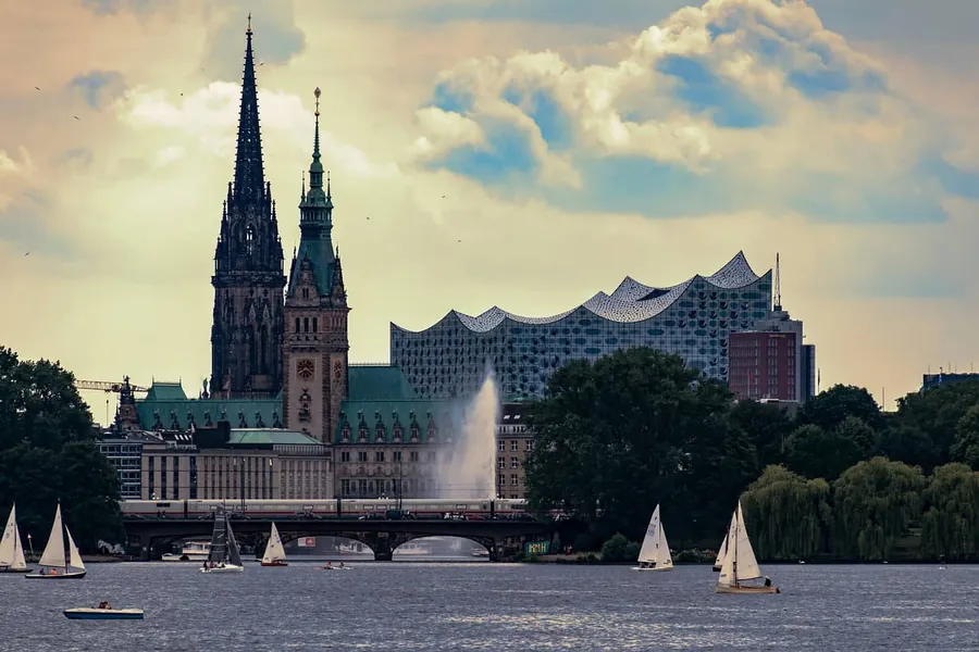 Michel und Elbphilharmonie mit Segelbooten auf der Alster
