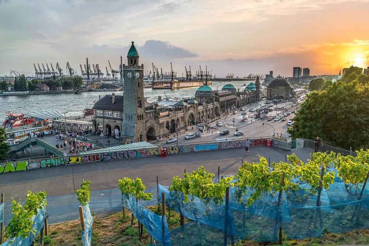 Hamburger Hafen mit St. Pauli Landungsbrücken bei Sonnenuntergang