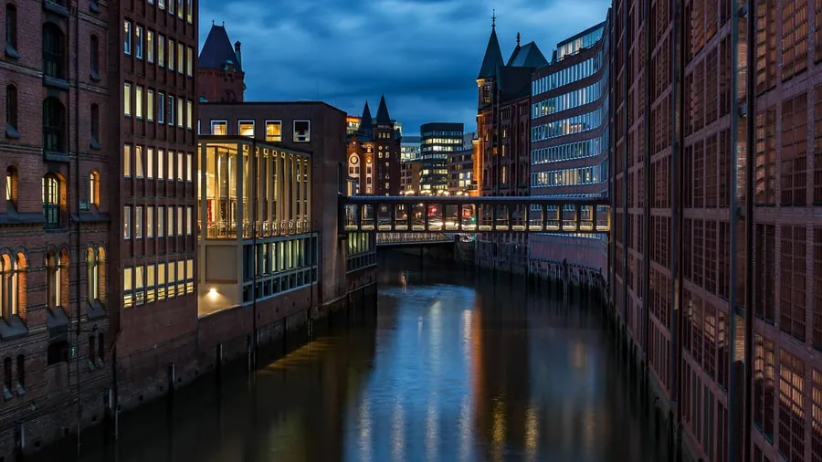 Speicherstadt am Abend mit Brücke und Spiegelung im Kanal