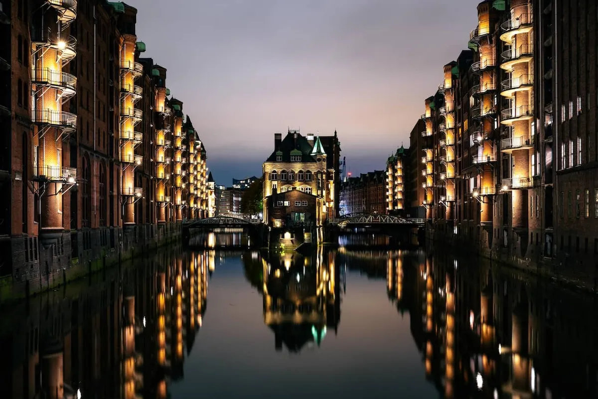 Beleuchtete Speicherstadt mit Wasserschloss am Fleet