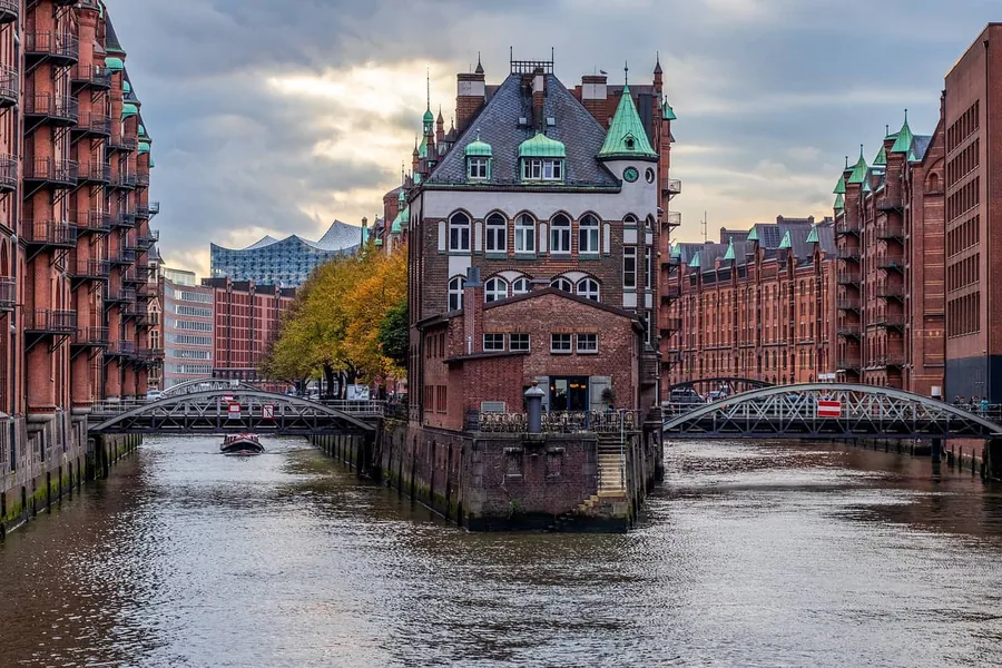 Wasserschloss in der Speicherstadt mit Elbphilharmonie im Hintergrund