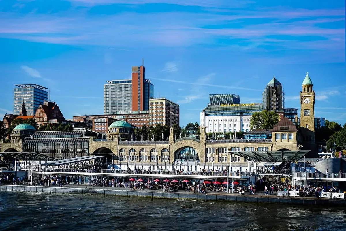 Landungsbrücken im Hamburger Hafen mit Hafenrundfahrtschiffen