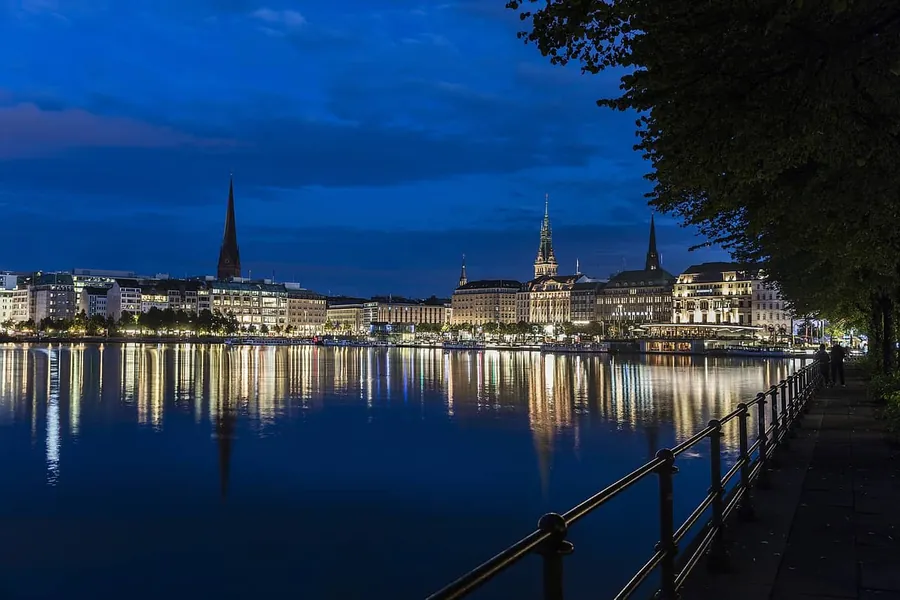 Binnenalster mit Skyline in der blauen Stunde