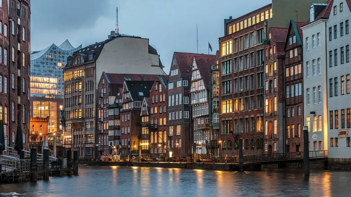 Backsteinhäuser am Nikolaifleet bei Abenddämmerung