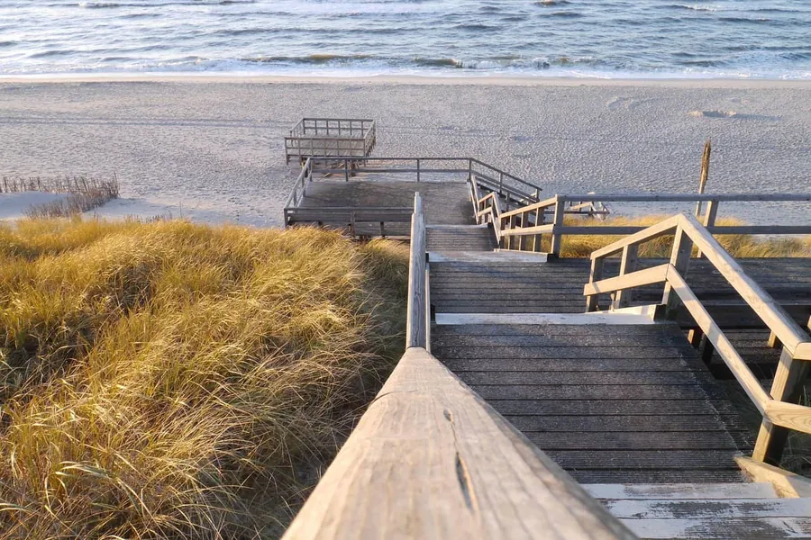 Holzsteg über die Dünen an die Nordseeküste