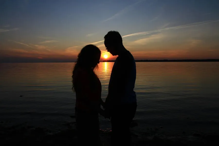 Silhouette eines Paares im Sonnenuntergang